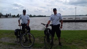 policjanci przy brzegu jeziora