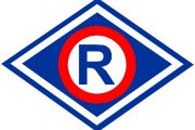 Litera R na biało - niebieskim tle symbolizująca służbę ruchu drogowego w Policji.