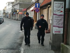 Policjanci podczas patrolu na jednej z ulic Żnina.