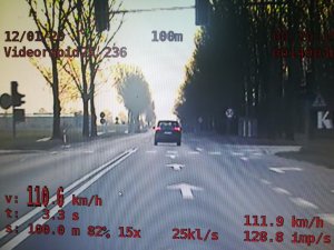 Screen z zapisu widoorejestratora. Wykroczenie zarejestrowane w bielawach, gdzie kierujący samochodem osobowym jechał z prędkością 110km/h w miejscu, gdzie obowiązuje organicznie do 50 km/h.