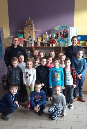Zdjęcie grupowe dzieci ze Szkoły Podstawowej nr 1 w Żninie oraz policjantów z KPP Żnin.