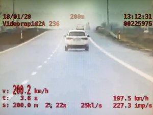 Screen z ekranu widorejestratora., na którym zarejestrowano przekroczenie prędkości. Kierująca Audi A4, jechała ponad 200 km/h, w miejscu, gdzie maksymalnie można jechać 120 km/h.