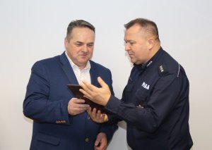 Komendant Powiatowy Policji w Żninie nadkom. Mariusz Gaik wręcza asp. szt. Jarosławowi Cyganiakowi podziękowanie.