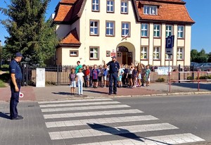 policjanci  i dzieci przy  przejściu dla pieszych
