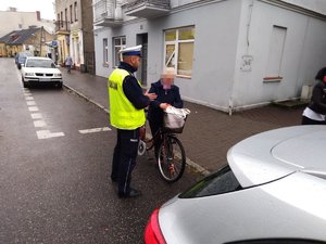 Policjant ruchu drogowego kontroluje rowerzystę