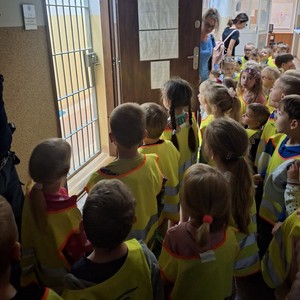 grupa dzieci  przygląda się wejściu do pomieszczenia dla  osób zatrzymanych
