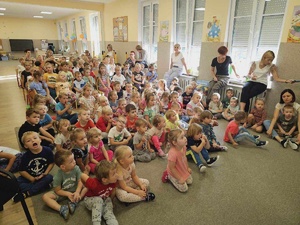 Dzieci i opiekunki zebrane podczas zajęć profilaktycznych w przedszkolu w Rogowie.