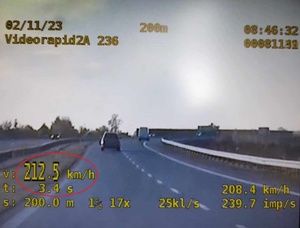 Zdjęcie przedstawia drogę ekspresową S5, po której porusza się pojazd marki Mercedes. Wykonany pomiar prędkości to 212 km/h.