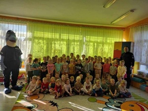 Zdjęcie grupowe. Przedszkolaki, dzielnicowy i Polfinek