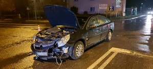 Uszkodzony pojazd marki Opel Vectra.