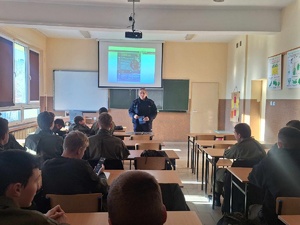 Zajęcia poświęcone tematyce doboru do służby w Policji przeprowadzone dla klasy mundurowej w ZST w Żninie.