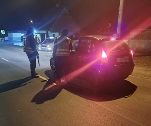 policjanci badają trzeźwość kierowcy osobówki